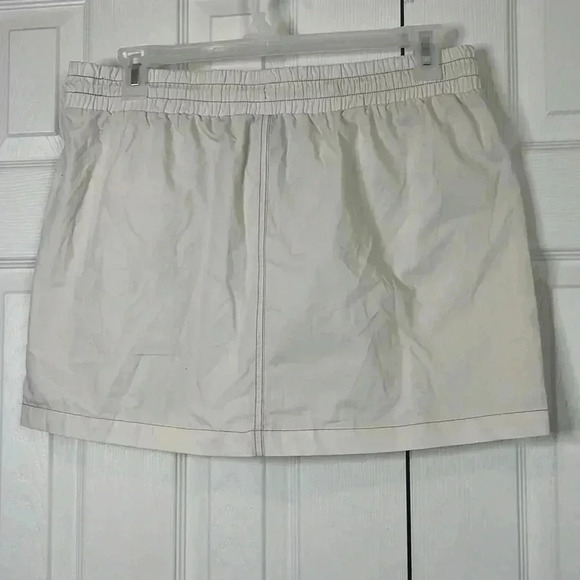 Women's Parachute Cargo Mini Skirt - Wild Fable'
Off-White Size L - Picture 7 of 10